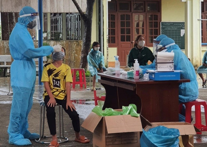 Lực lượng y tế thực hiện lấy mẫu xét nghiệm truy vết tại một số trường học ở Nam Trà My. 
