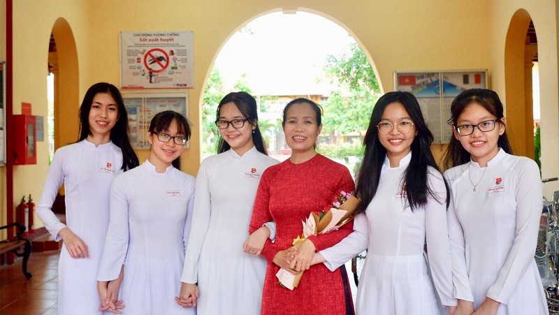 Cô Nguyễn Thị Tuyết chụp ảnh lưu niệm cùng học trò trước khi ra trường.