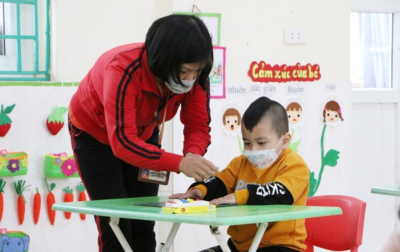 Cô giáo Trường Mầm non Tiên Tân hướng dẫn trẻ bài học khi trở lại trường.
