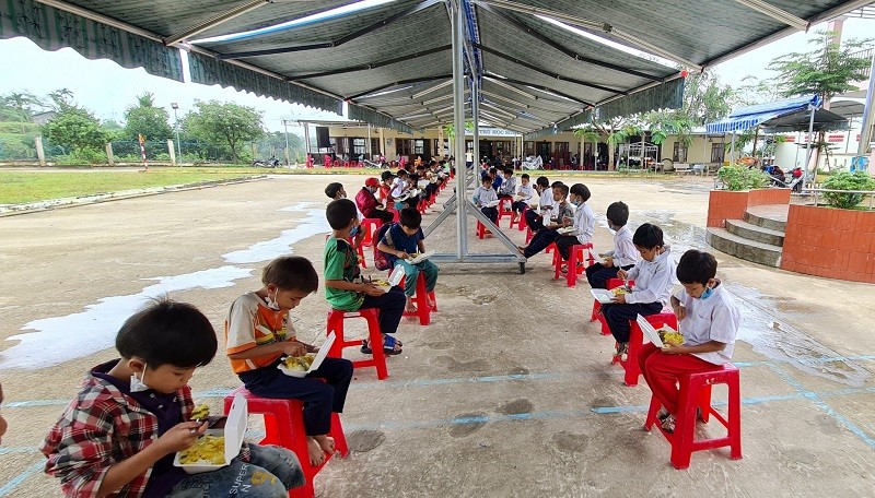 Trường Phổ thông dân tộc bán trú Tiểu học Trà Tập tổ chức giờ ăn cho học sinh bảo đảm yêu cầu giãn cách. 