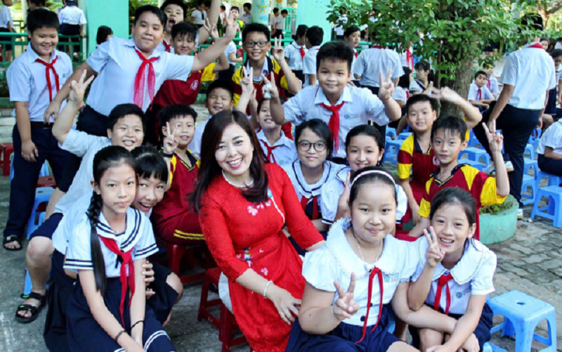 Học sinh Trường Tiểu học Núi Thành (quận Hải Châu, TP Đà Nẵng) tri ân cô giáo nhân Ngày Nhà giáo Việt Nam. 