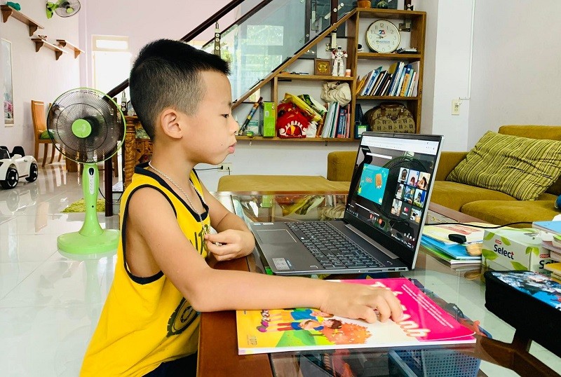 Học sinh lớp 1 tại TPHCM học online tại nhà.