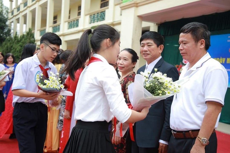 Hoạt động tri ân các thế hệ nhà giáo của Trường THCS Hưng Dũng, TP Vinh, Nghệ An. Ảnh: TG 