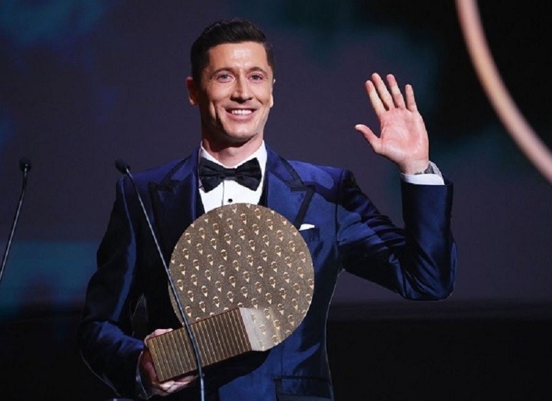 Robert Lewandowski được trao giải “Tiền đạo xuất sắc nhất năm”.