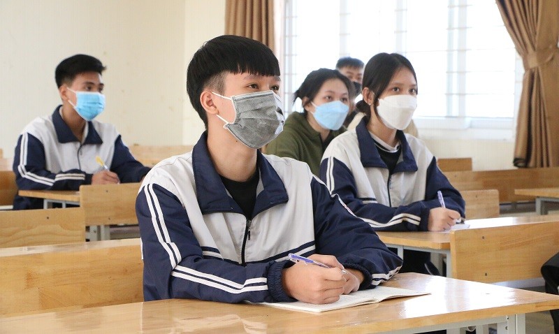 Học sinh khối 12 của Hà Nội vui mừng sau khi được đến trường học trực tiếp. 
