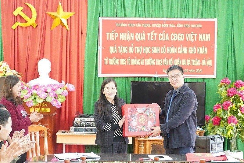 Công đoàn Giáo dục Việt Nam với nhiều hoạt động chăm lo đời sống nhà giáo. 