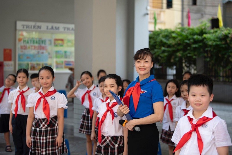 Cô Vũ Thị Thanh Xuân - giáo viên Trường Tiểu học Chu Văn An cùng học trò.