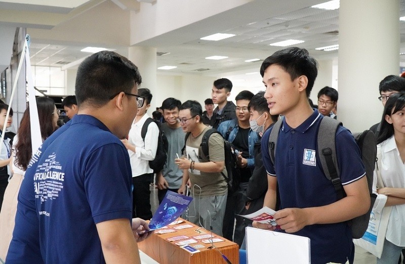  Sinh viên Trường Đại học Bách khoa, Đại học Đà Nẵng tham gia Ngày hội việc làm khối ngành công nghệ tháng 4/2021.