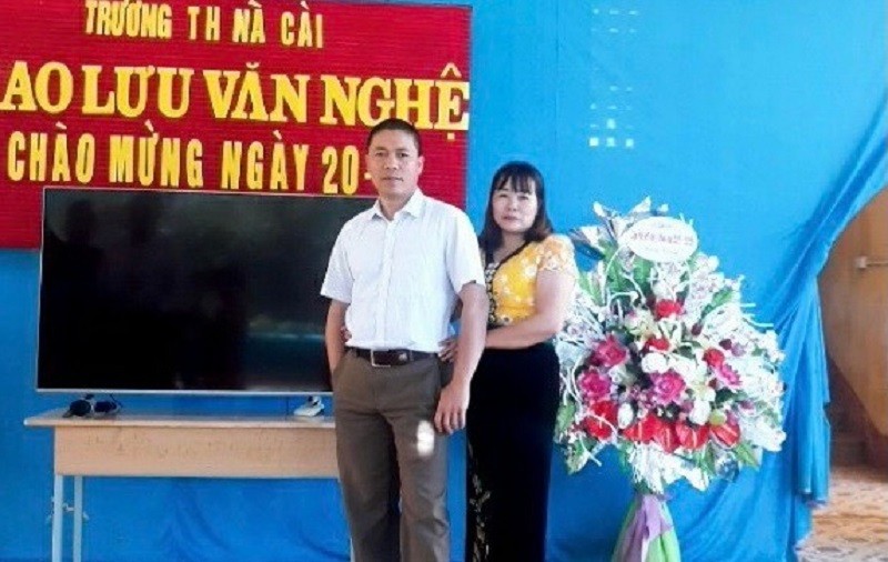 Vợ chồng thầy Hải, cô Huệ trong buổi tọa đàm 20/11 ở Trường Tiểu học Nà Cài. Ảnh: NVCC