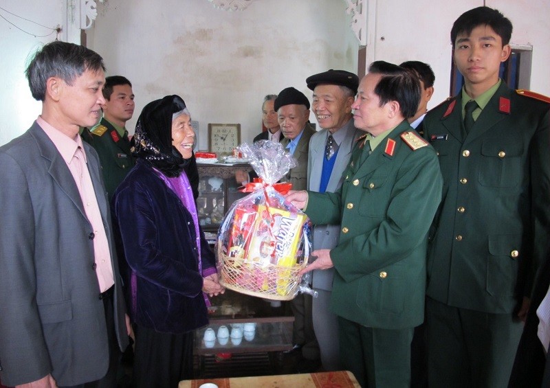 Thượng tướng Nguyễn Huy Hiệu cùng các chiến sĩ tặng quà Mẹ Việt Nam Anh hùng.