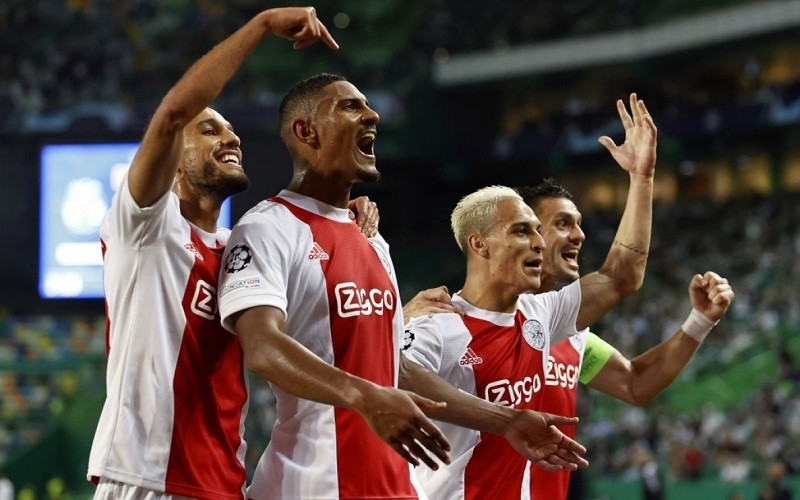 Các cầu thủ Ajax Amsterdam ăn mừng thành tích toàn thắng vòng bảng Champions League 2021 - 2022.