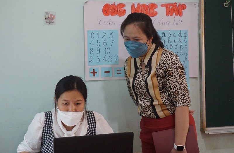Phó Giám đốc Sở GD&ĐT Lê Thị Kim Oanh kiểm tra việc dạy học online của giáo viên tiểu học tại TP Buôn Ma Thuột.