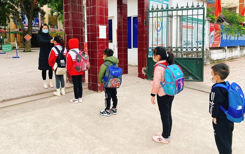 Học sinh thành phố Bắc Giang thực hiện nghiêm 5K phòng dịch.