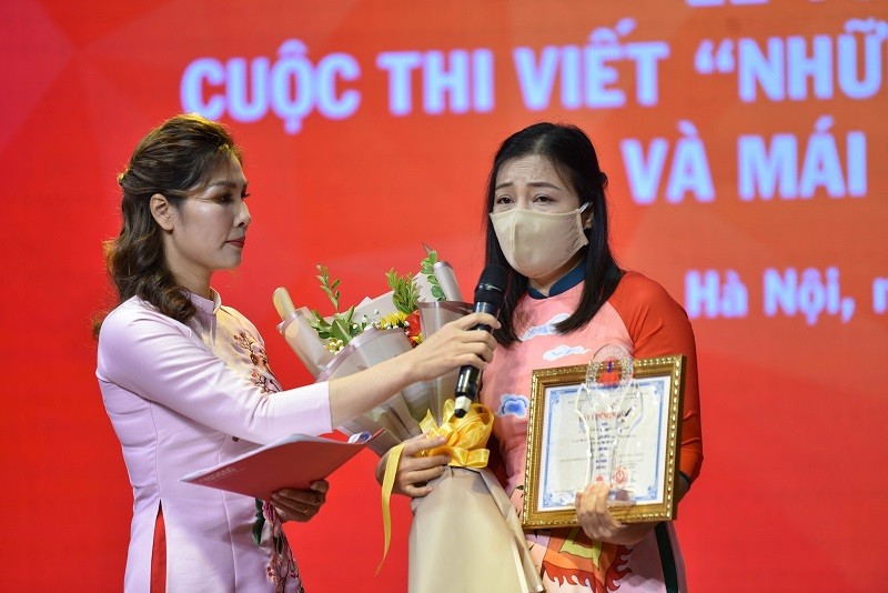 Cô Lê Hải Vân - tác giả đoạt giải Nhất chia sẻ cảm xúc tại lễ trao giải.