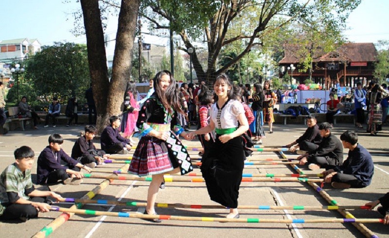 Học sinh Trường Phổ thông Vùng cao Việt Bắc với các trò chơi dân gian. 