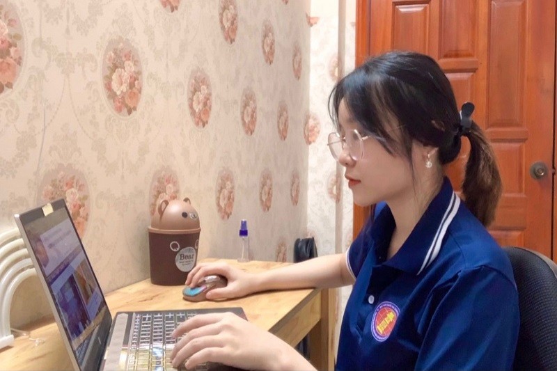 Nguyễn Thị Hoàng Oanh (Trường ĐH Khoa học Xã hội và Nhân văn - ĐHQG TP Hồ Chí Minh) - thực tập sinh chuyên ngành Biên - phiên dịch tại trường mình đang học.