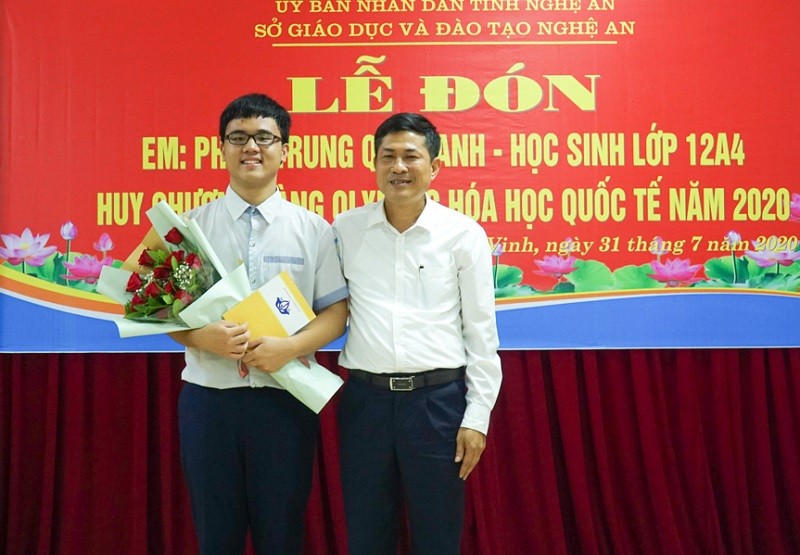 GS Thái Văn Thành, Giám đốc Sở GD&ĐT Nghệ An chúc mừng HS của tỉnh đạt Huy chương Vàng Olympic Hóa học quốc tế năm 2020.