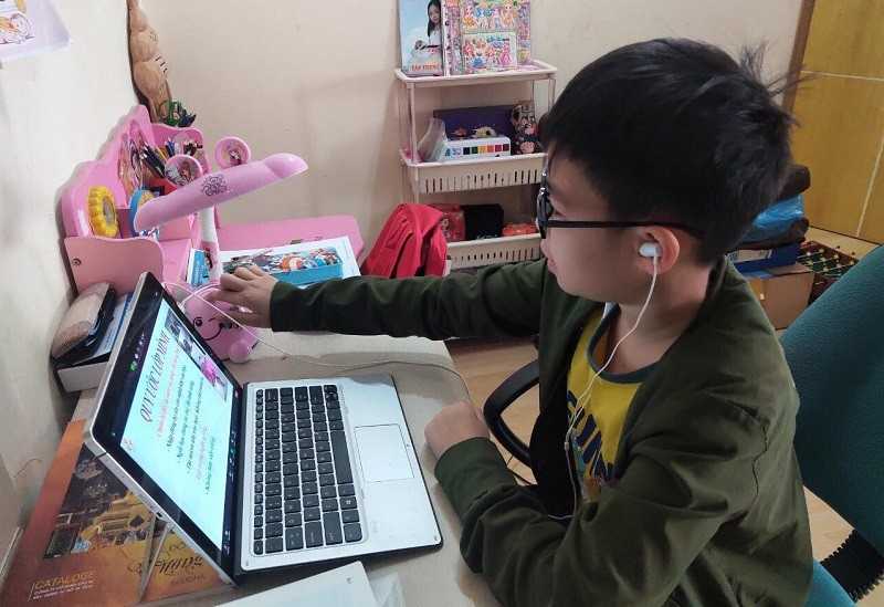 Với học sinh tiểu học, việc học trực tuyến cần phù hợp cả nội dung, phương pháp và thời lượng. Ảnh: Đức Trí
