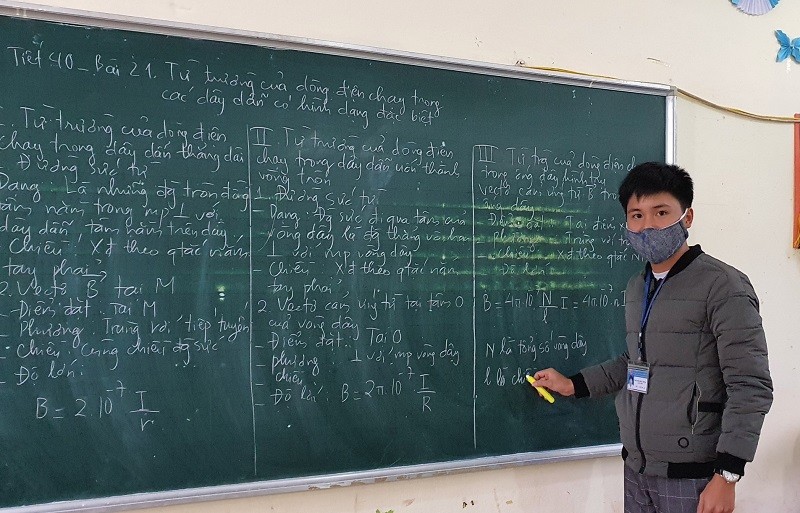 Thầy Nguyễn Đức Hùng, Trường Phổ thông Dân tộc Nội trú THPT Điện Biên Đông trong giờ dạy.