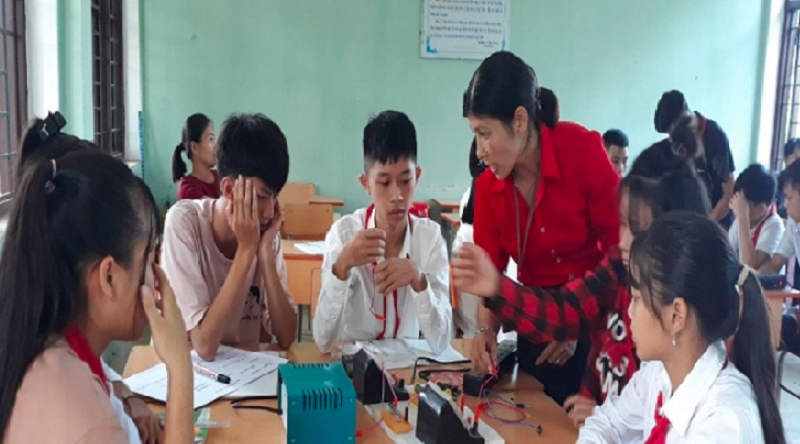 Cô Nguyễn Thị Thuý Cẩm, GV Toán – Lý, Trường Phổ thông dân tộc bán trú THCS Đồn Đạc sinh hoạt nhóm công nghệ cùng học sinh.