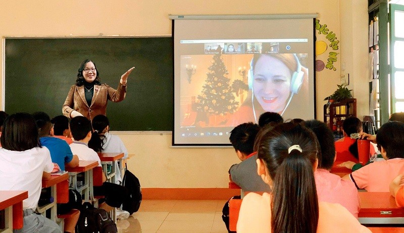 Chủ đề Tết cổ truyền do cô Trần Thị Mai Khanh giảng dạy đã được kết nối với học sinh nước ngoài. Ảnh: NVCC