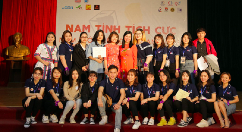 ThS Nguyễn Phương Chi (hàng trên, thứ 5 từ trái sang) và các nam nữ sinh viên, các đối tượng nghiên cứu của chương trình.
