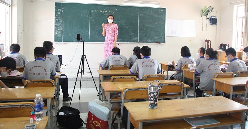 Việc dạy học trực tuyến, trực tiếp tại Trường THPT Nguyễn Hữu Thọ luôn được các thầy cô nỗ lực để đảm bảo đúng tiến độ chương trình.