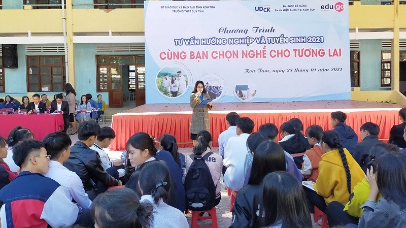 Phân hiệu Đại học Đà Nẵng tại Kon Tum tổ chức hướng nghiệp cho học sinh Trường THPT Duy Tân khi dịch Covid-19 chưa bùng phát.
