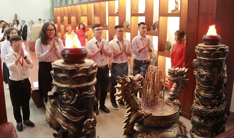 Cán bộ, giảng viên, sinh viên VLU dâng hương tưởng nhớ Vua Hùng vào dịp mùng 10 tháng 3 âm lịch. Ảnh tư liệu NTCC