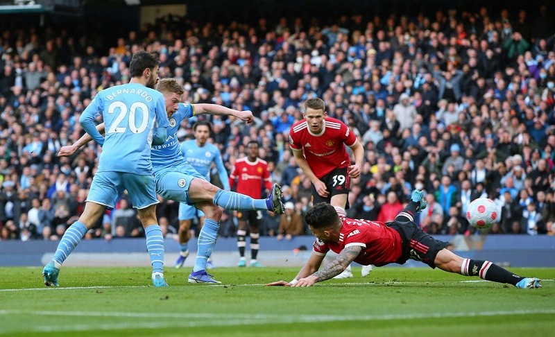 Man Utd (áo sẫm) thua 1-4 
trước Man City trong trận derby ngày 6/3. 
