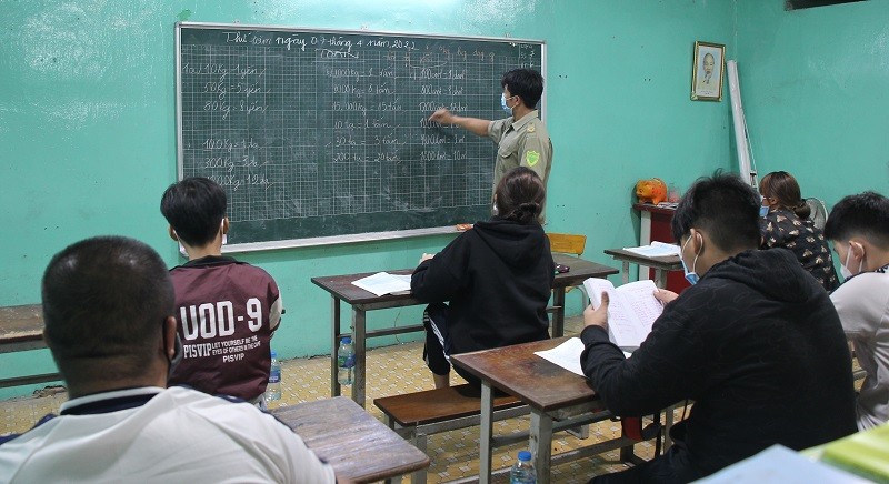 Anh Trần Lâm Thắng dạy các em học sinh đang học lớp 4 tại lớp học tình thương.