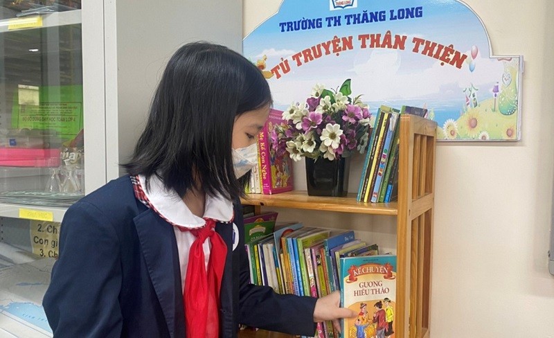 Học sinh Trường Tiểu học Thăng Long (quận Hoàn Kiếm) hứng thú đọc sách.