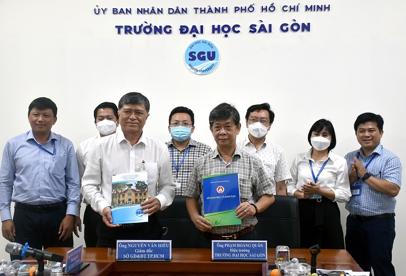Ông Nguyễn Văn Hiếu (Giám đốc Sở GD&amp;ĐT TPHCM) và ông Phạm Hoàng Quân (Hiệu trưởng Trường ĐH Sài Gòn) tại lễ ký kết hợp tác.