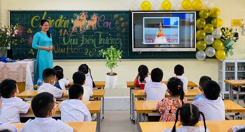 Buổi đầu đến lớp của cô giáo Nguyễn Thị Ngọc Ánh và học sinh lớp 1A2 sau thời gian dài học trực tuyến. Ảnh: NVCC
