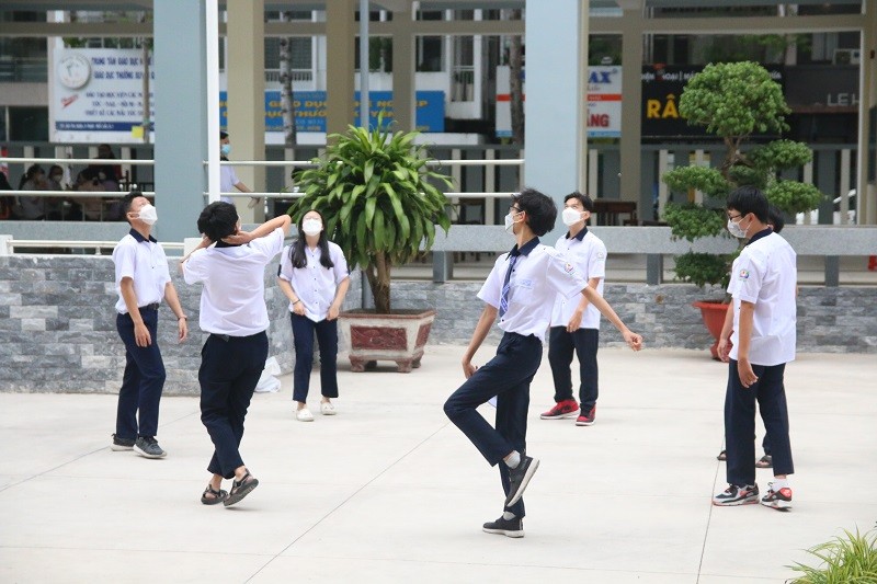 Học sinh Trường THPT Bùi Thị Xuân, Quận 1 chơi đá cầu. Ảnh: Nam Sơn