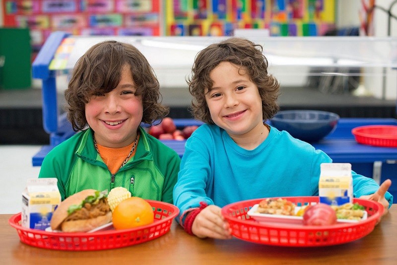 Học sinh được dạy về cách ăn uống lành mạnh thông qua chương trình bữa trưa học đường.