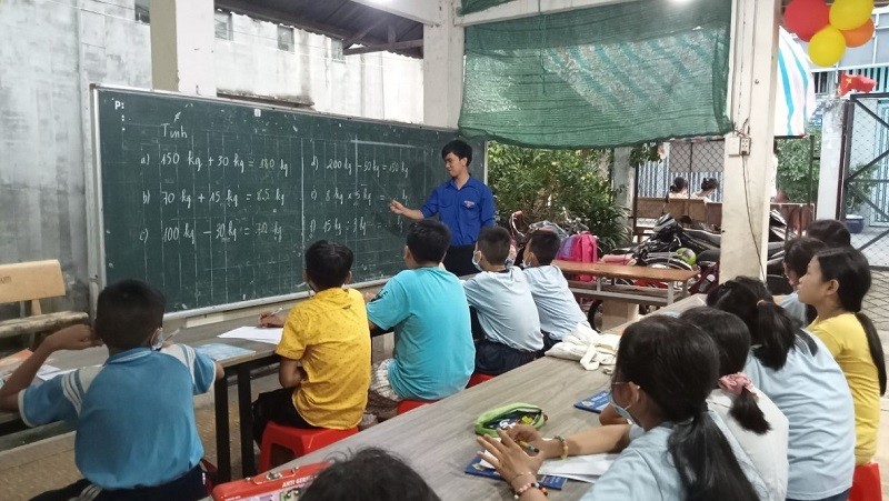 Chiều tối thứ 3 hàng tuần, thầy Cầm đều sắp xếp công việc tham gia giảng dạy tại lớp học tình thương.