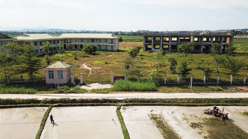Những người nông dân làm ruộng cạnh Trung tâm dạy nghề kiểu mẫu Sơn Tịnh bị bỏ hoang.