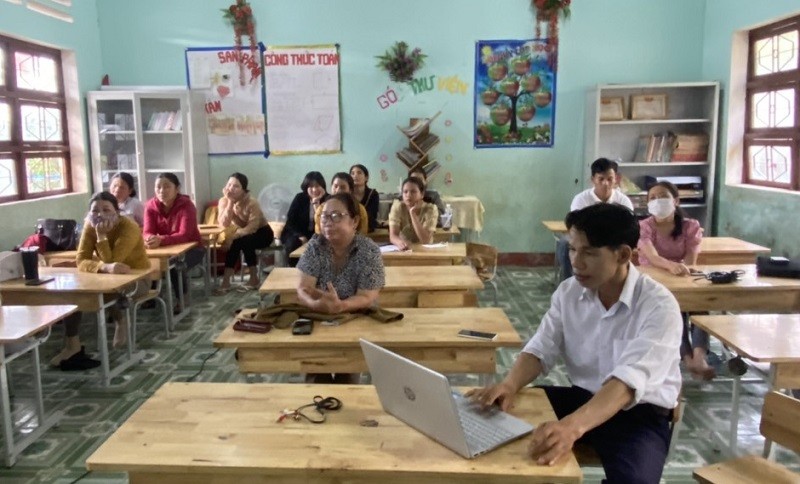 Giáo viên tiểu học tại Nam Trà My tập huấn sử dụng sách giáo khoa lớp 3 theo hình thức trực tuyến. 
