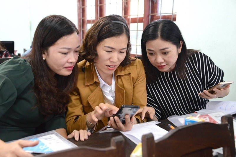 Giáo viên cốt cán tỉnh Quảng Bình hỗ trợ đồng nghiệp. 