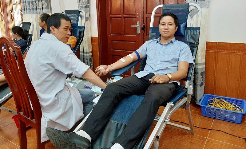 Anh Đông trong một lần tham gia hiến máu tình nguyện tại địa phương.