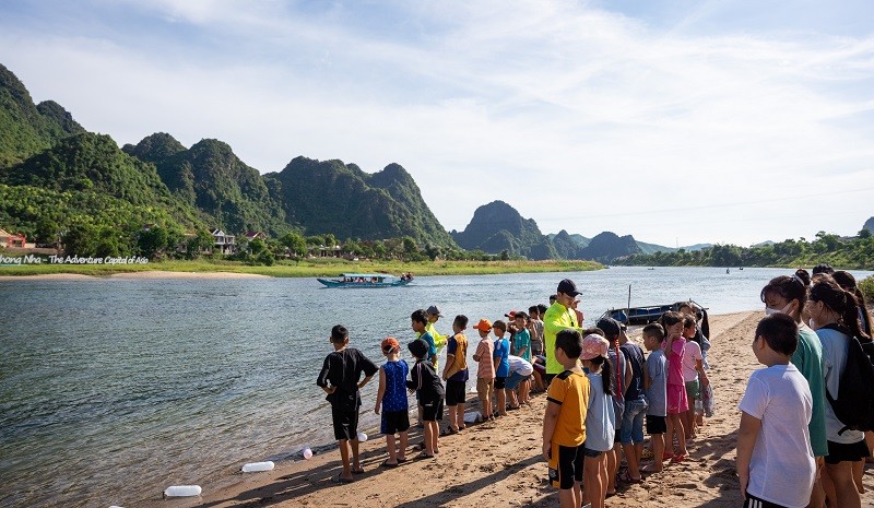 Lớp dạy bơi miễn phí trên sông Son thu hút gần 100 học sinh tham gia.