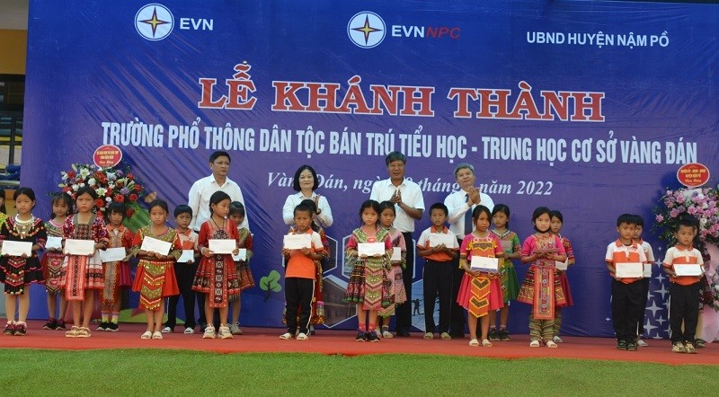 Học sinh Trường Phổ thông DTBT Tiểu học và THCS Vàng Đán được tặng học bổng.