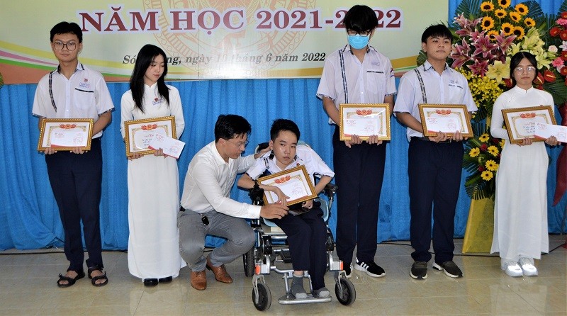Em Nguyễn Thành Nghị nhận phần thưởng.