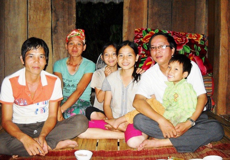 Tác giả và gia đình cháu Ngân Thị Đòa, ở khu Chiềng, bản Co Cài (Trung Lý, Mường Lát) năm 2013.