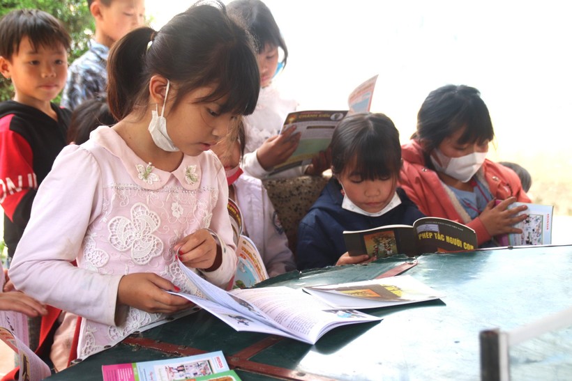 Học sinh lớp 3 đọc sách trong không gian đọc sách tại sân trường.