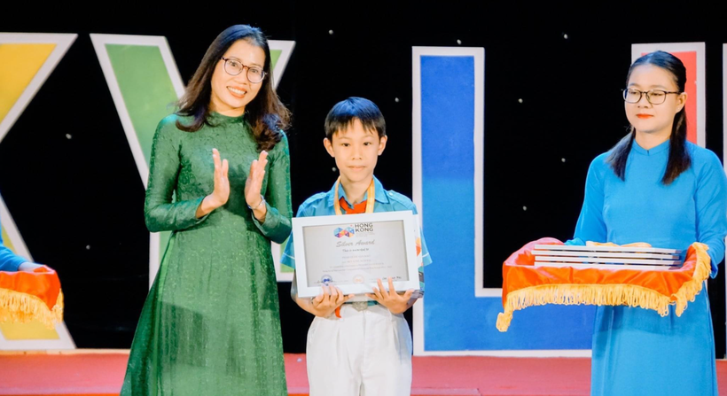 Cô giáo Trần Thị Thuý Hà (trái) trao giấy khen cho học sinh. Ảnh: NVCC
