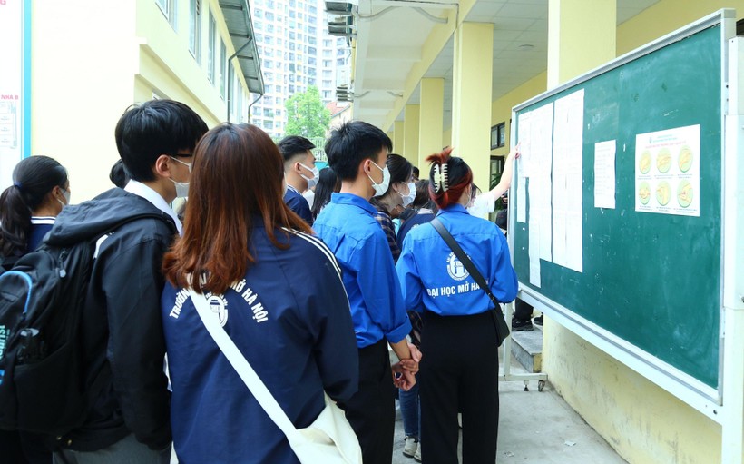 Thí sinh tìm hiểu thông tin tuyển sinh năm 2022 tại Trường ĐH Mở Hà Nội.