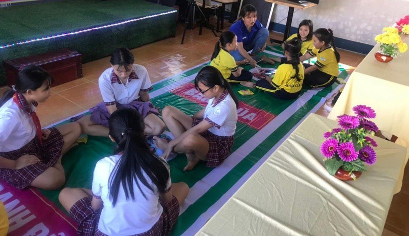 Trẻ em xã đảo Thạnh An hào hứng với các trò chơi tại “Điểm sinh hoạt văn hóa cộng đồng”.