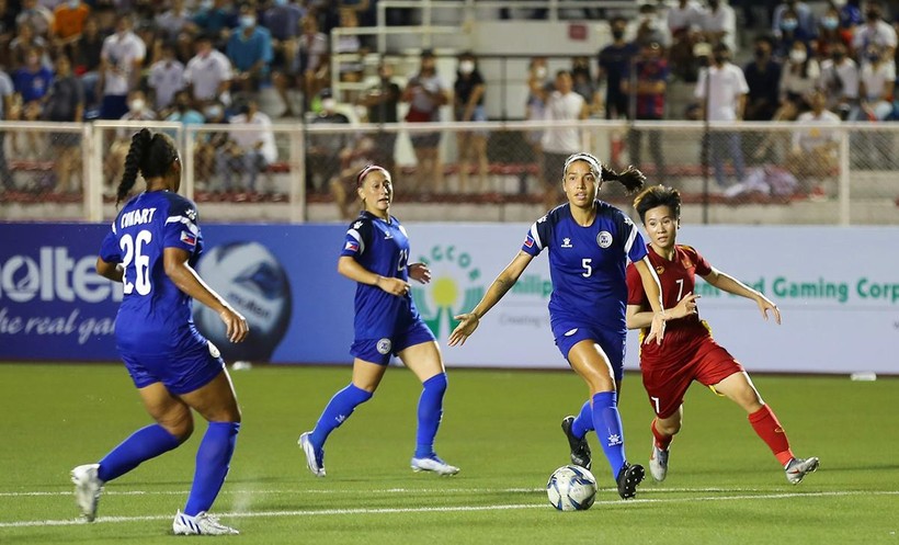 Cầu thủ nữ Việt Nam (áo đỏ) trong trận bán kết gặp Philippines.